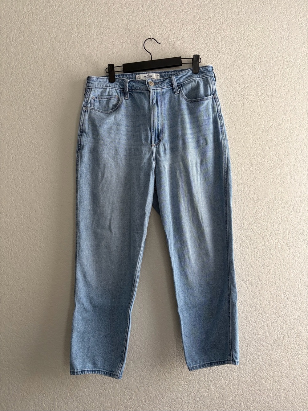 Hollister Curvy Ultra High-Rise Mom Jeans